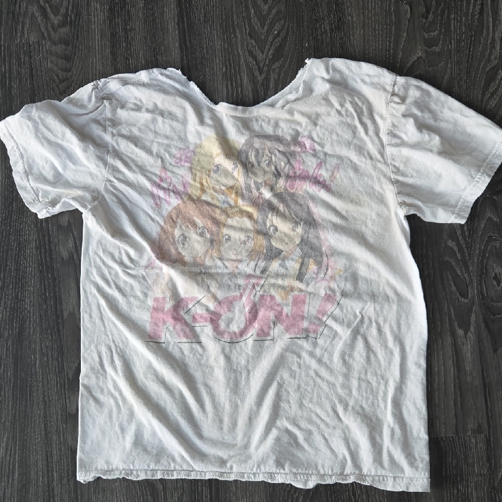 White vintage Plastik anime t-shirt with a graphic